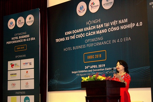 Bà Đỗ Thị Hồng Xoan – Phó Chủ tịch Hiệp Hội Du lịch Việt Nam, Chủ tịch Hiệp hội Khách sạn Việt Nam phát biểu tại hội nghị.